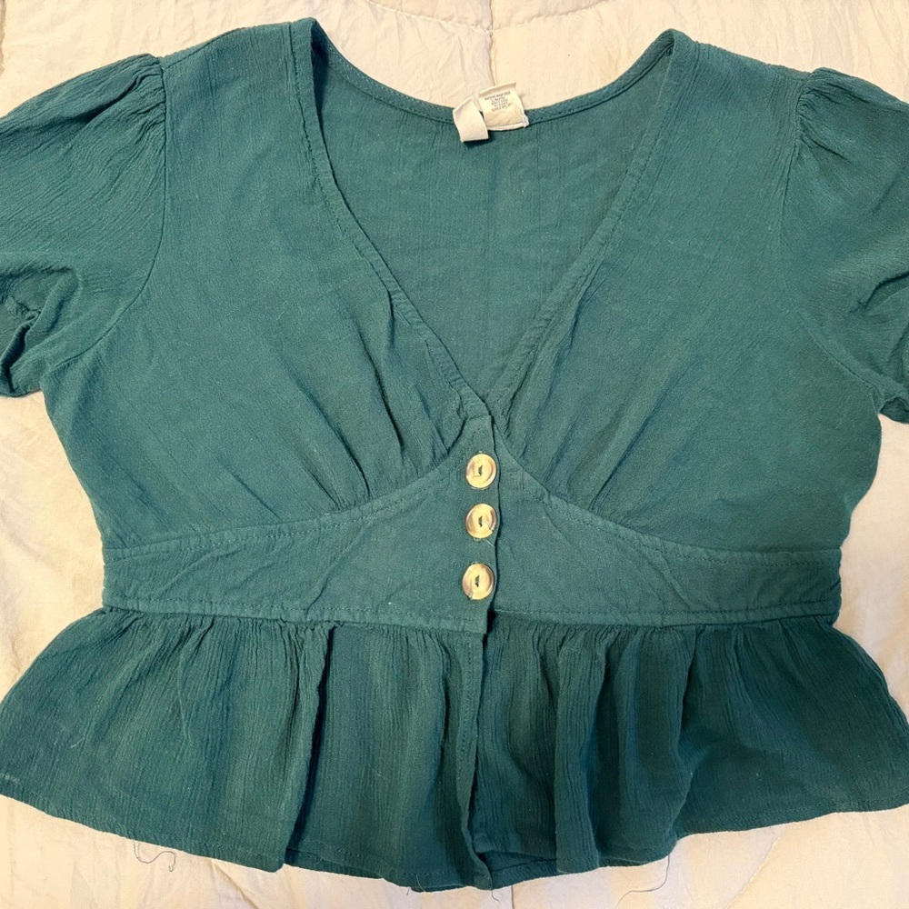 Sky and Sparrow Green Button-Front Peplum Blouse